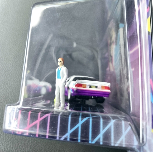 M2 Machines mini figure of a 1985 Chevrolet Camaro IROC-Z - Picture 4 of 5